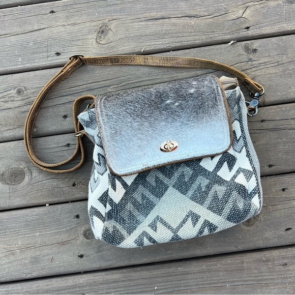 Myra Bag | Stormy Love Shoulder Bag - Picture 3 of 7